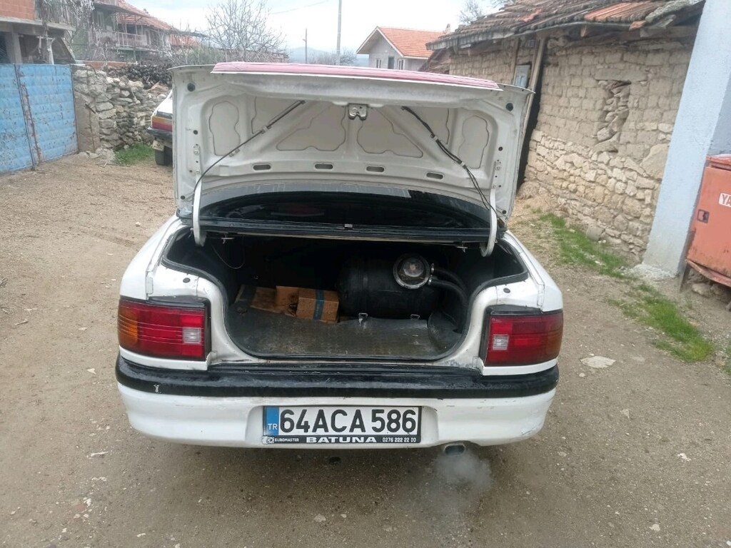 Mazda 323 Sedan - 7