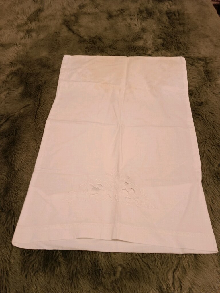iki tane delik işi yatak eteği bir tane yastığı üç parça rengi beyaz - 3