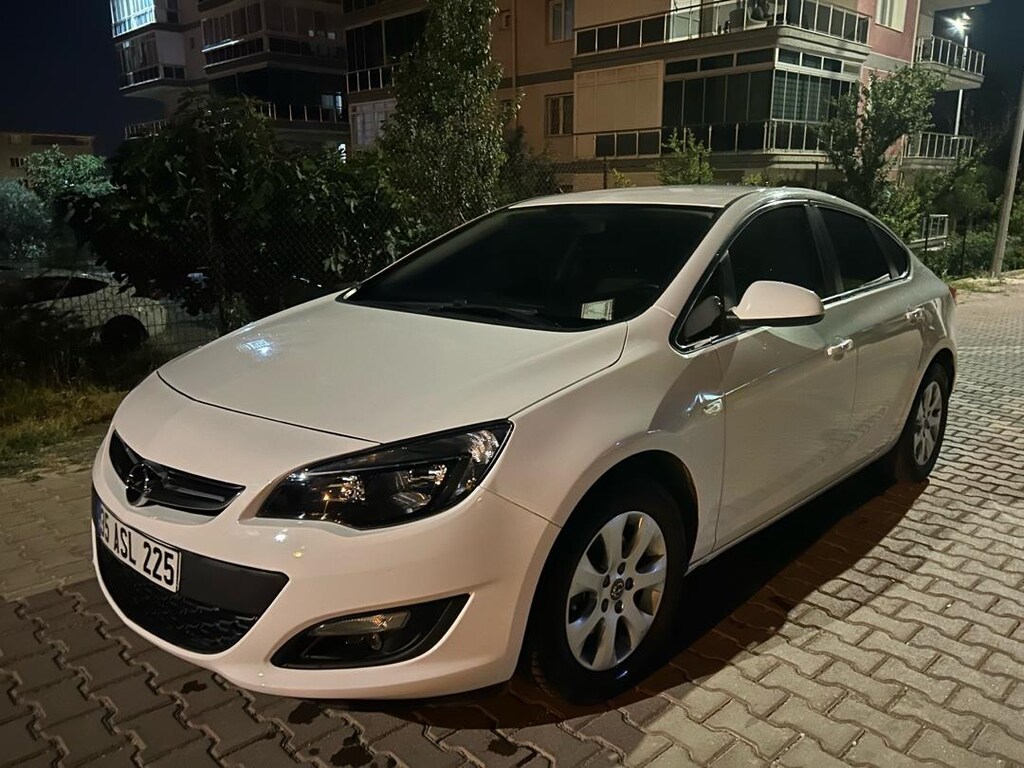 Opel Astra J Sedan - 3