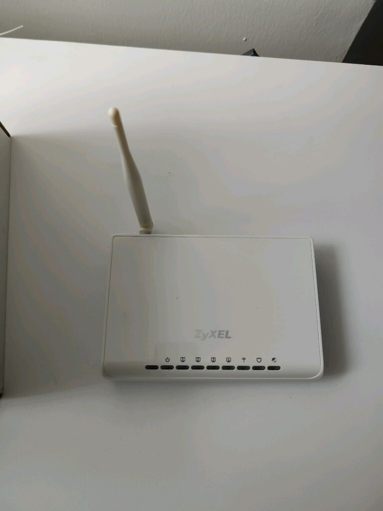 ZyXELP-660HW-T1 v3802.11g Kablosuz ADSL2+ 4-Port Modem/Router - 5
