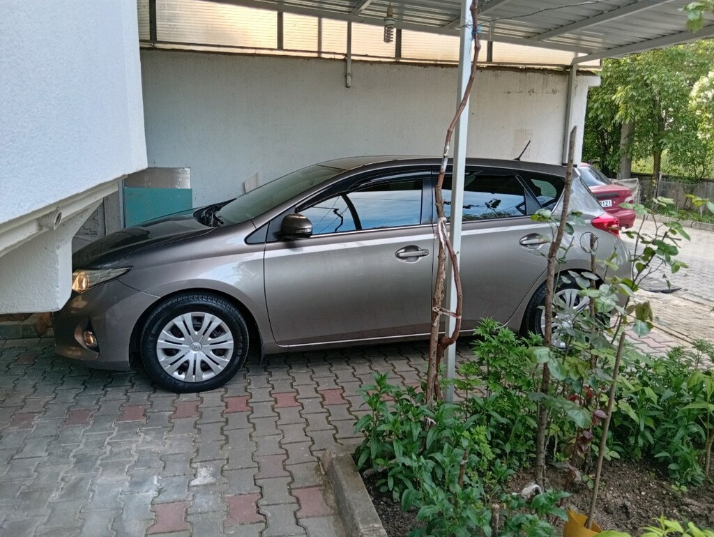 Toyota Auris 1.6 - 9