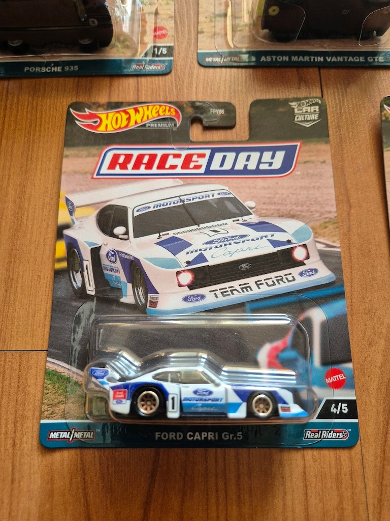Hot Wheels Car Culture premium realriders Race Day diecast set - 5