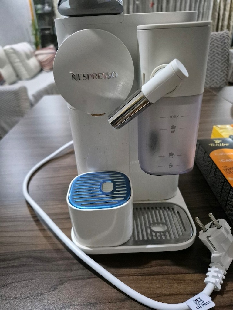 Nespresso F121 Latissima One Süt Çözümlü Kahve Makinesi - 5