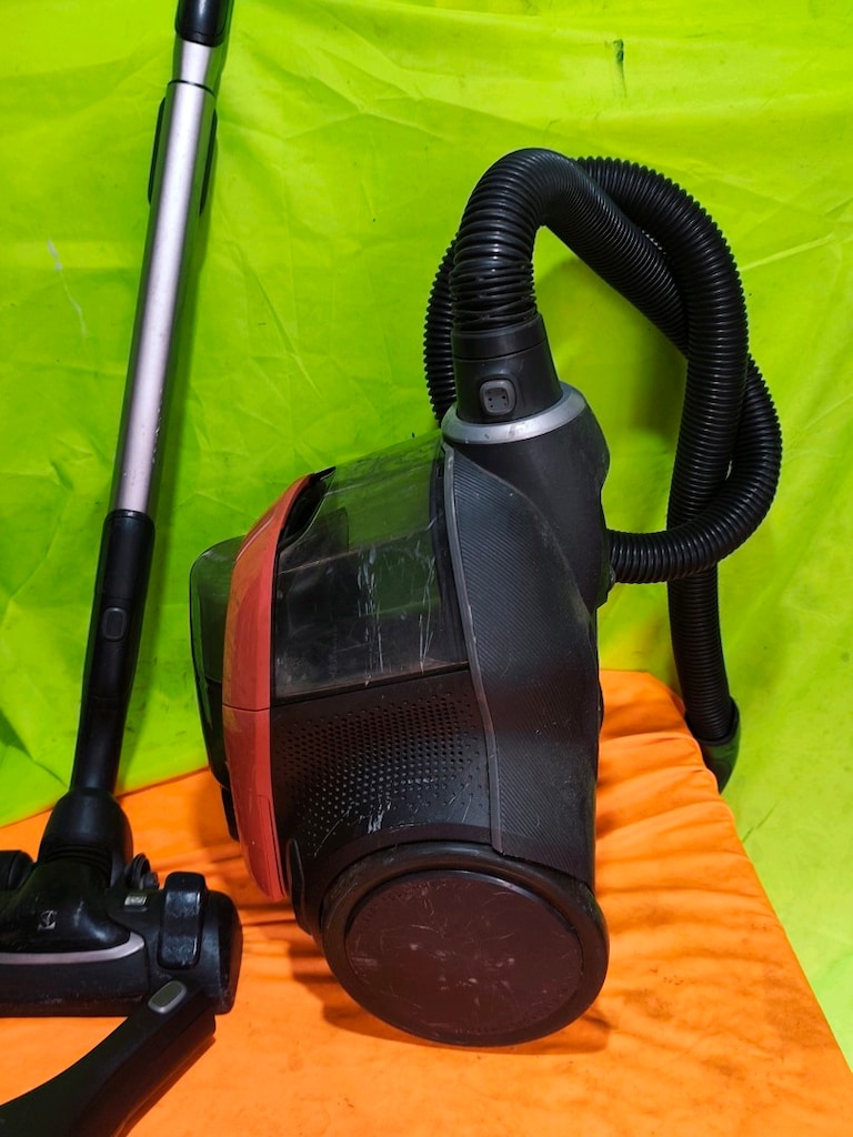Electrolux marka toz torbasız süpürge - 2