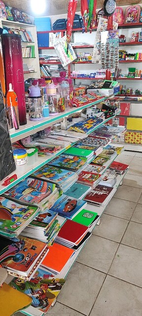 kırtasiye ürünleri ve Bijuteri takı Raf ve içinde nevarsa 70 bin