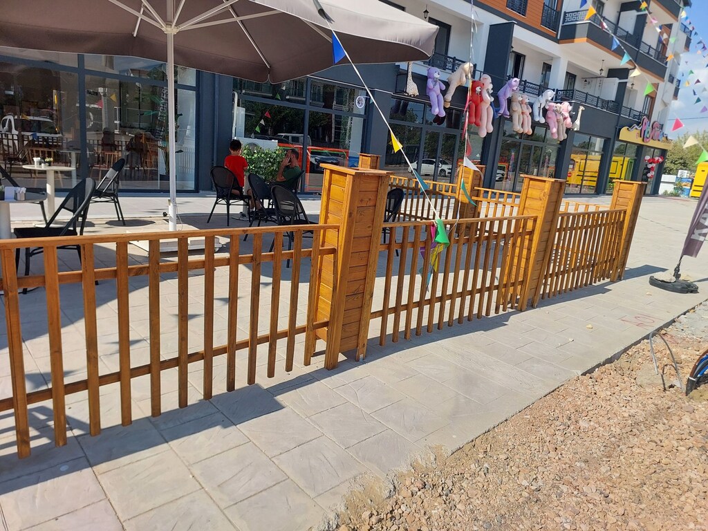 Ahşap dükkan önü çit ve çiçek saksı - 3
