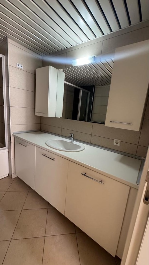 İLK SAHİBİNDEN TEMİZ BANYO DOLAP VE MUTFAK DOLABI TAKIMI