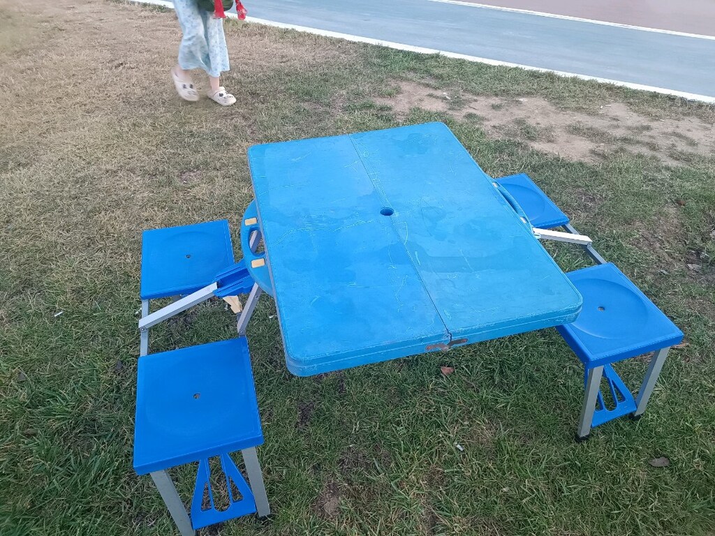 4 adet kamp sandalyesi 2 si uzun sırtli minderli 1 adet portatif masa - 7