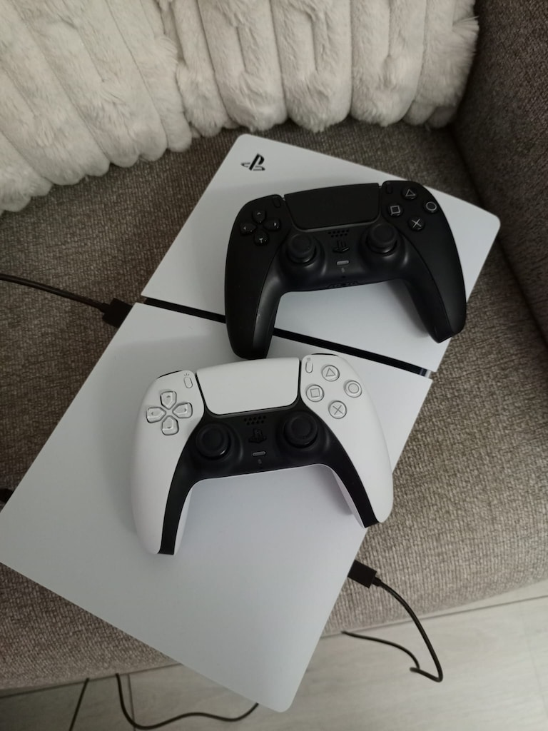 PS5 1TB Dijital ve CD'li Standart Sürüm 18 ay Garantili PS5 - 4