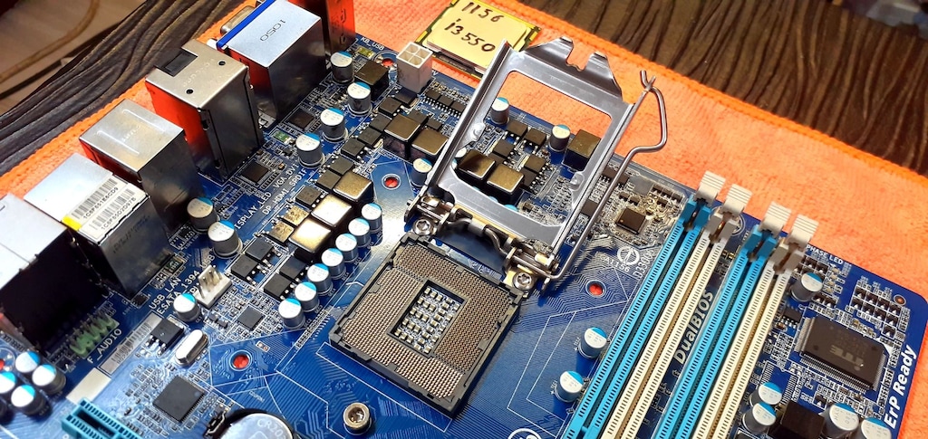 Gigabyte GA-H55M-UD2H LGA 1156 Pin NVMe M.2 SSD BIOS Destekli Anakart - 12