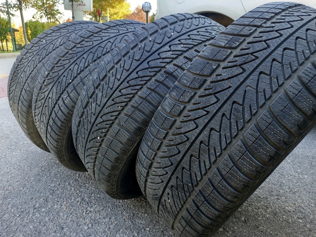 215/55/17 Goodyear 2023 sonu kışlık yeni ayarında lastikler kusursuz - 2