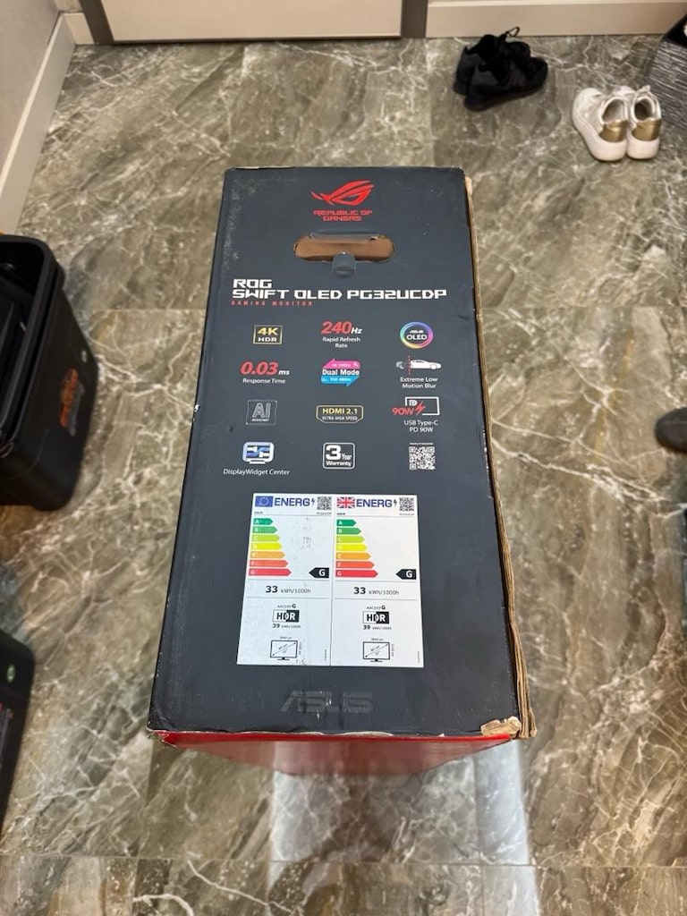 ASUS ROG SWIFT OLED PG32UCDP - 2