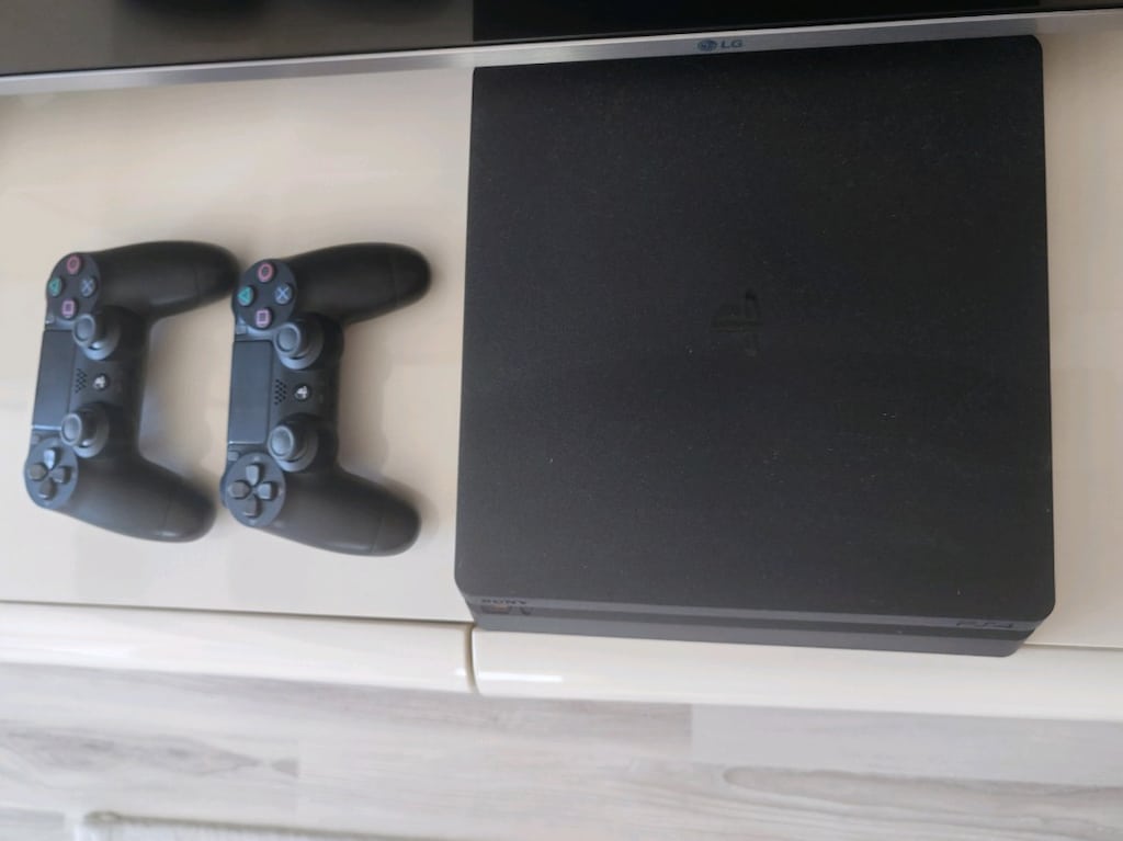 Sony Play Station Ps4 Slim 1 tb, sıfırdan farksız orjinal iki kol.