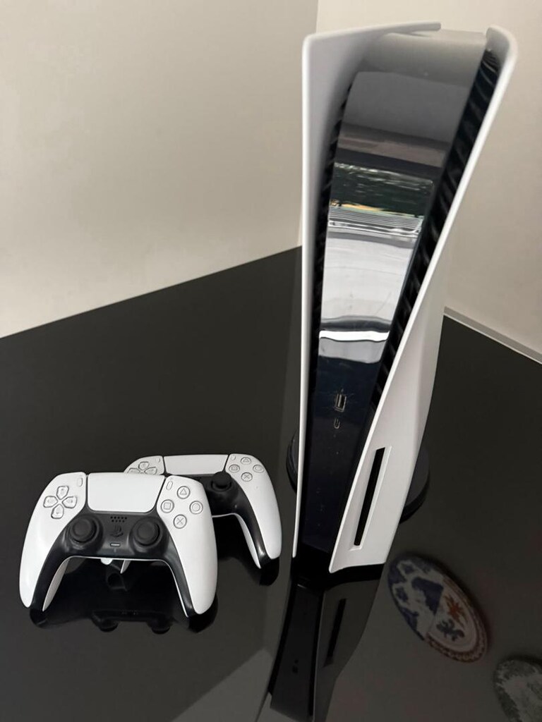 PS5 Slim Disc Edition (1 TB) - 4