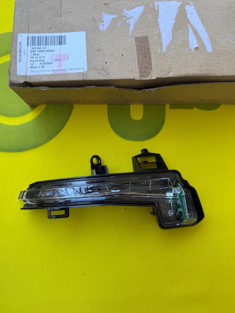 Skoda süper b sol ayna sinyali sıfır orjinal 3V0949101 - 3