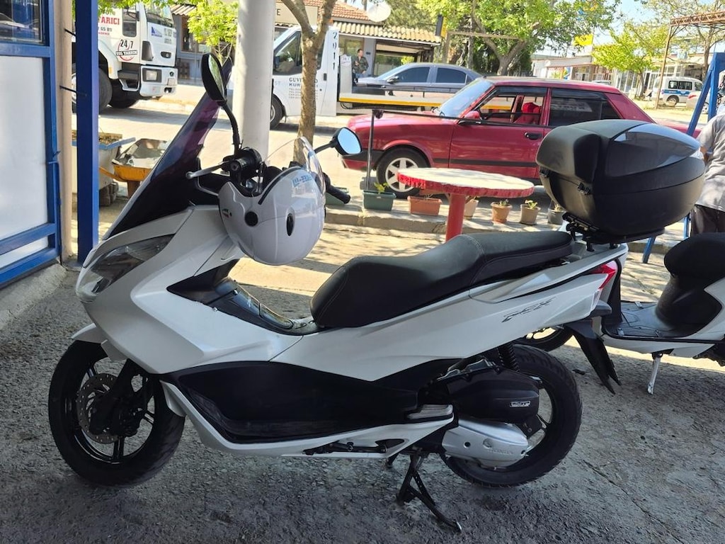 125 cc Pcx bakımlı lastikler sıfır şad marka çanta. 9 bin tl sadece