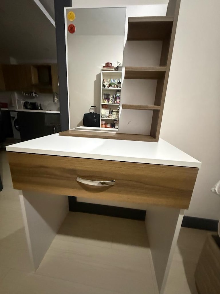 makyaj masası 147cm yükseklik 72cm genişlik 45cm derinlik