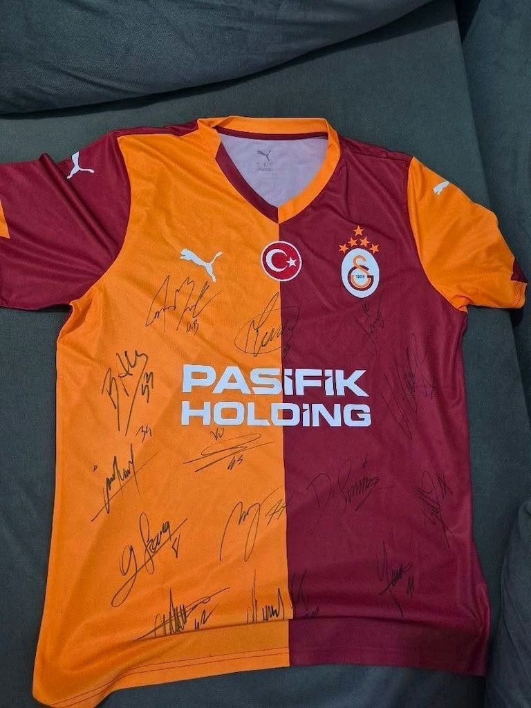 Yönetim tarafından verilmiş Galatasaray imzali forma