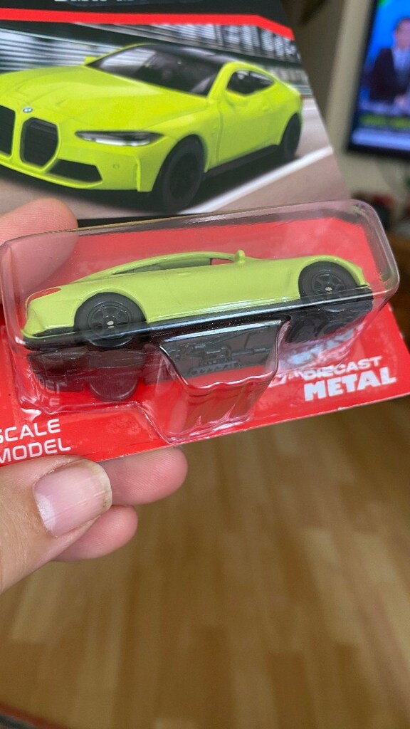 Welly BMW M4 Neon Yeşil Mini Araç - 4