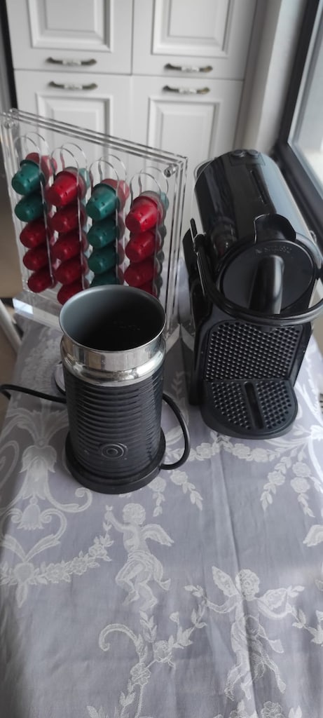 Sıfır Ayarında Nespresso Inissia Kahve Makinesi + Süt Köpürtücü Set