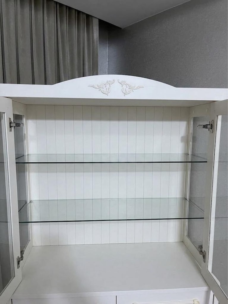 "Bakımlı ve Sağlam Çok Amaçlı Beyaz Dolap" - 2