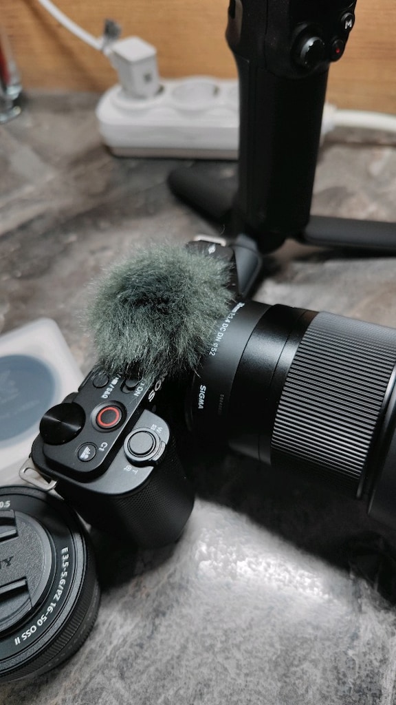 Sony Zv E10 + Sigma 30mm F1.4+ Sony 16-50mm Lens+ Rs 3 mini taşıma çnt - 6
