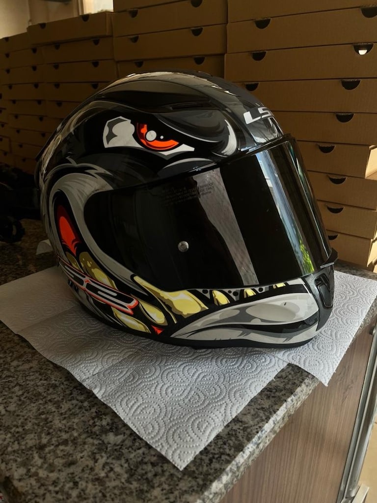 Az ve temiz kullanılmış ls2 kask
