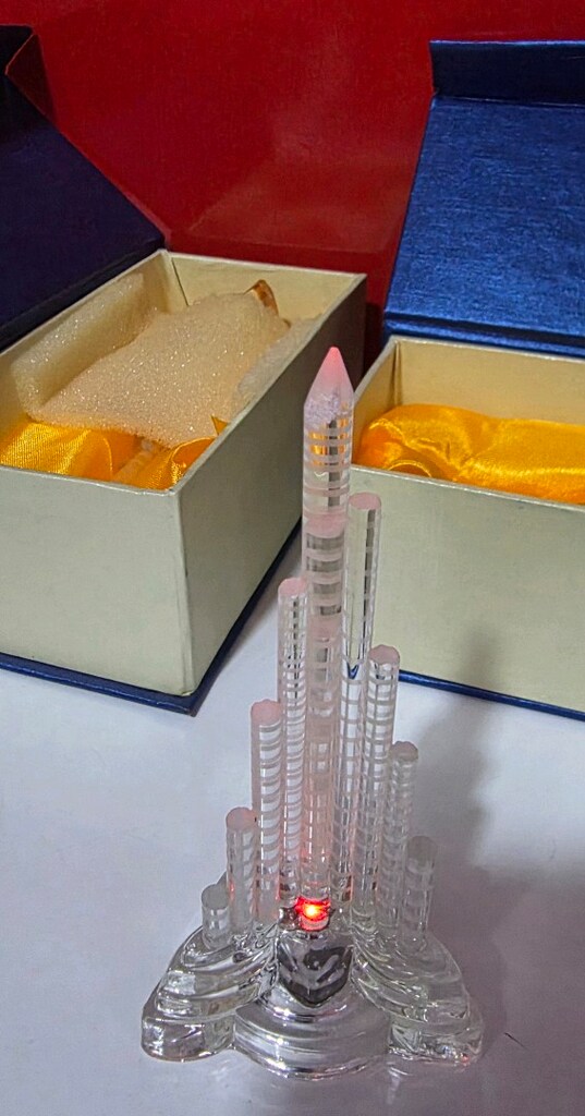 Kristal ışıklı Burç Halife Burj Khalifa. Sıfır kutusunda. Adet fiyatı - 9