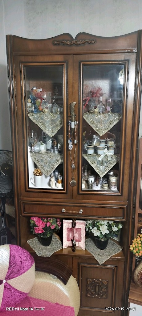 kelebek mobilya vitrin