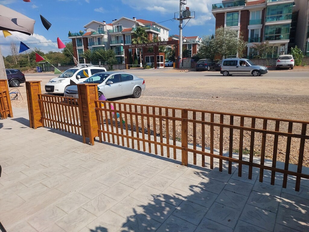 Ahşap dükkan önü çit ve çiçek saksı - 12