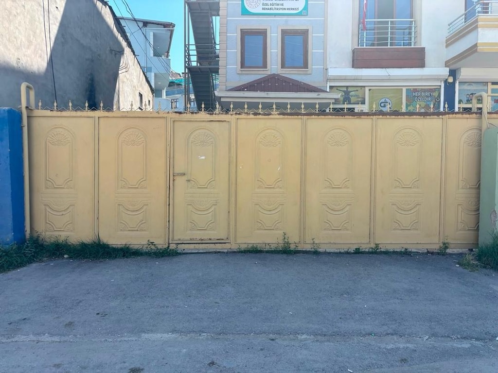 BAHÇE KAPISI BİNA KAPISI GENİŞLİK 7 METRE YÜKSEKLİK 2 METRE SÜRGÜLÜ