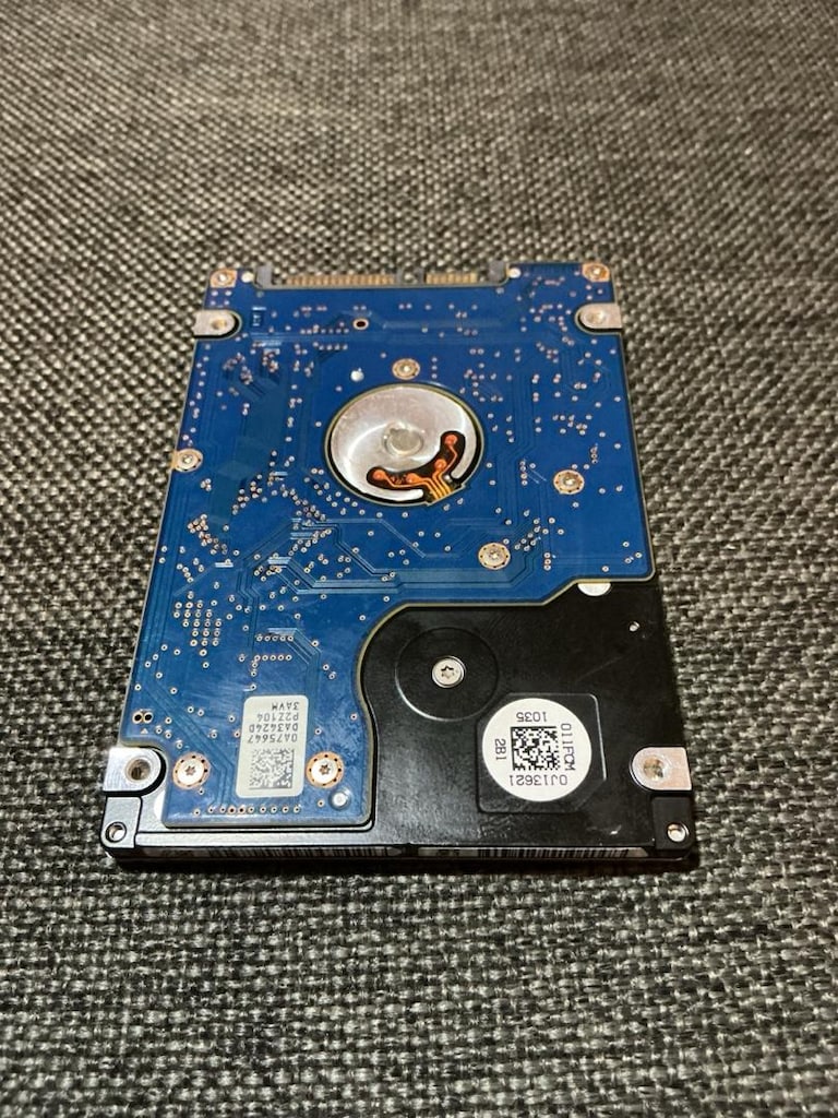 Hitachi marka 250GB kapasiteli taşınabilir sabit disk (HDD). SATA 3 - 5