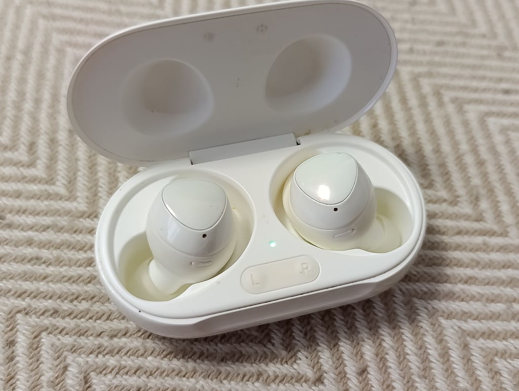 Samsung Galaxy Buds + (SM-R175) Şarj Kutusu Beyaz - 2