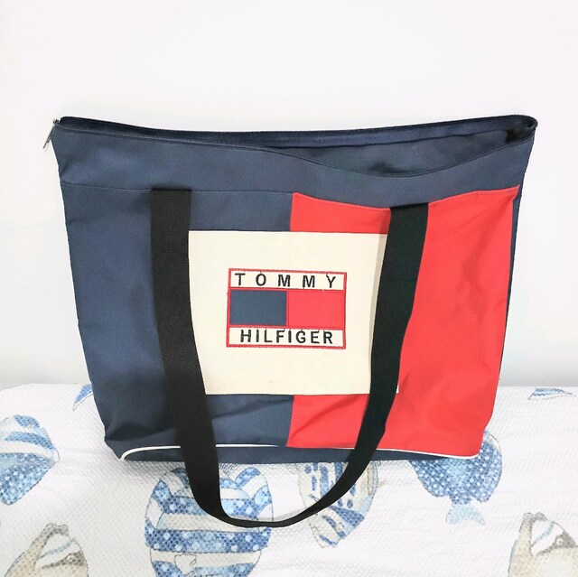 Tommy Hilfiger Şehir ve Tatil İçin Şık Tote Çanta