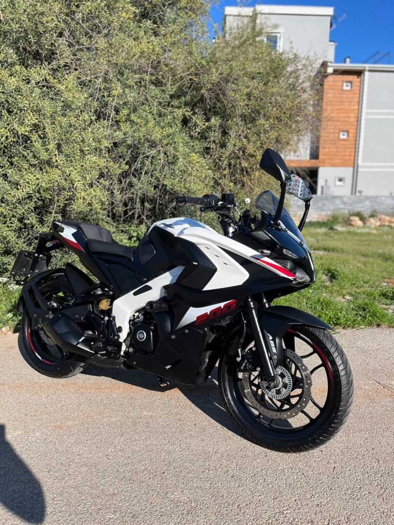 pulsar-rs-200-motosiklet-1679199967