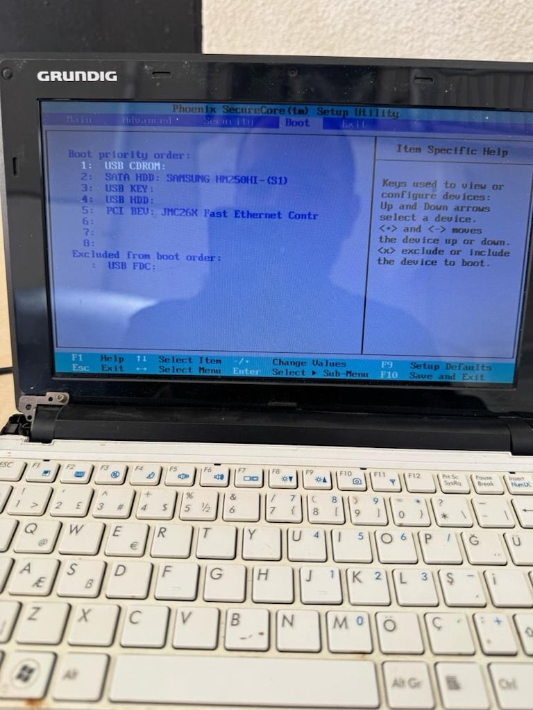 Grundig Mini Netbook Laptop + Şarj Aleti (10.1 inç / 2GB RAM / 250GB H - 2