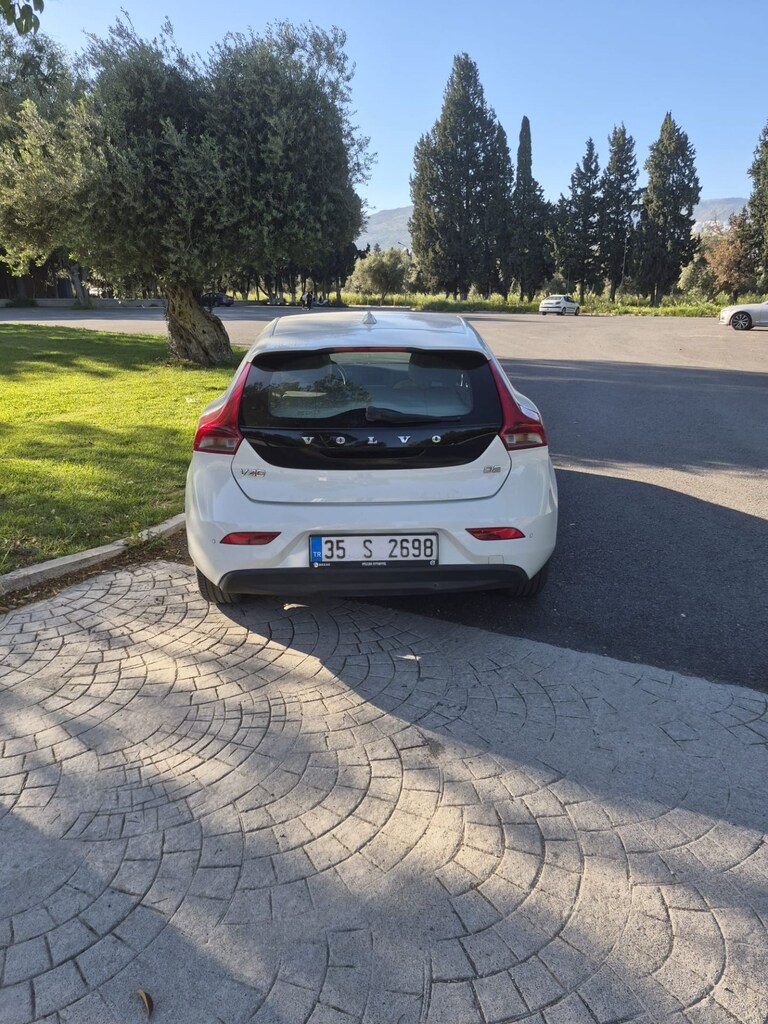İlk sahibinden temiz düşük km Volvo V40 1.6D Premium - 4