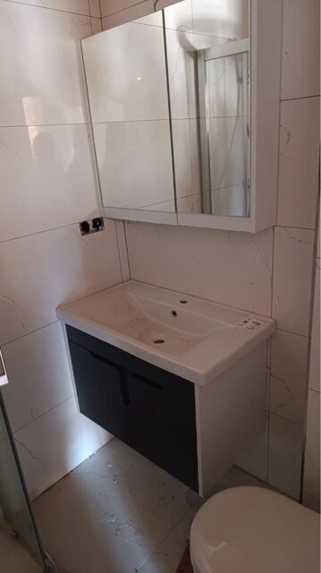 Acil Banyo Lavabosu ve Aynası