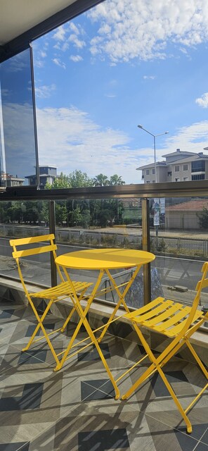 Gazelle Bistro Masa ve İkili Sandalye Seti (Sarı, Mavi, Turuncu)
