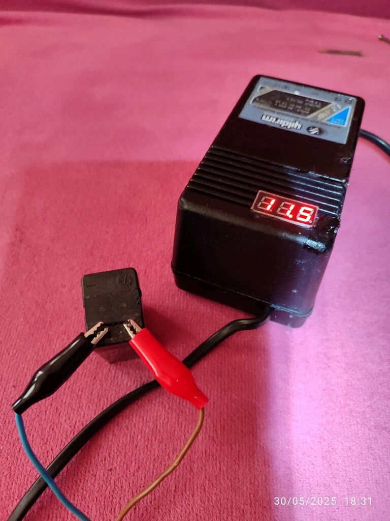 yıldırım marka 12v 1.2 a voltmetreli adaptör 650 tl - 9