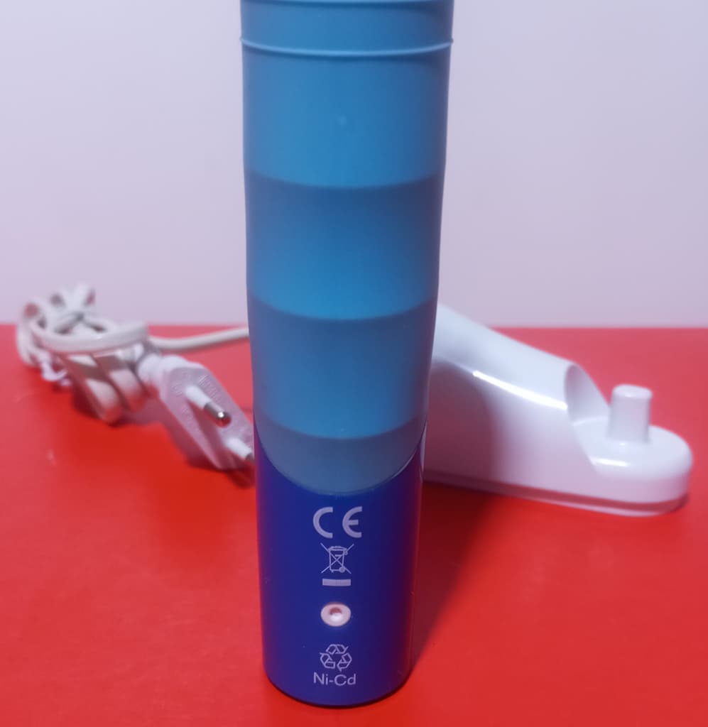 Oral-B Vitality D12 Şarjlı Diş Fırçası (Yeni gibi - Adaptör-İyi pil) - 3