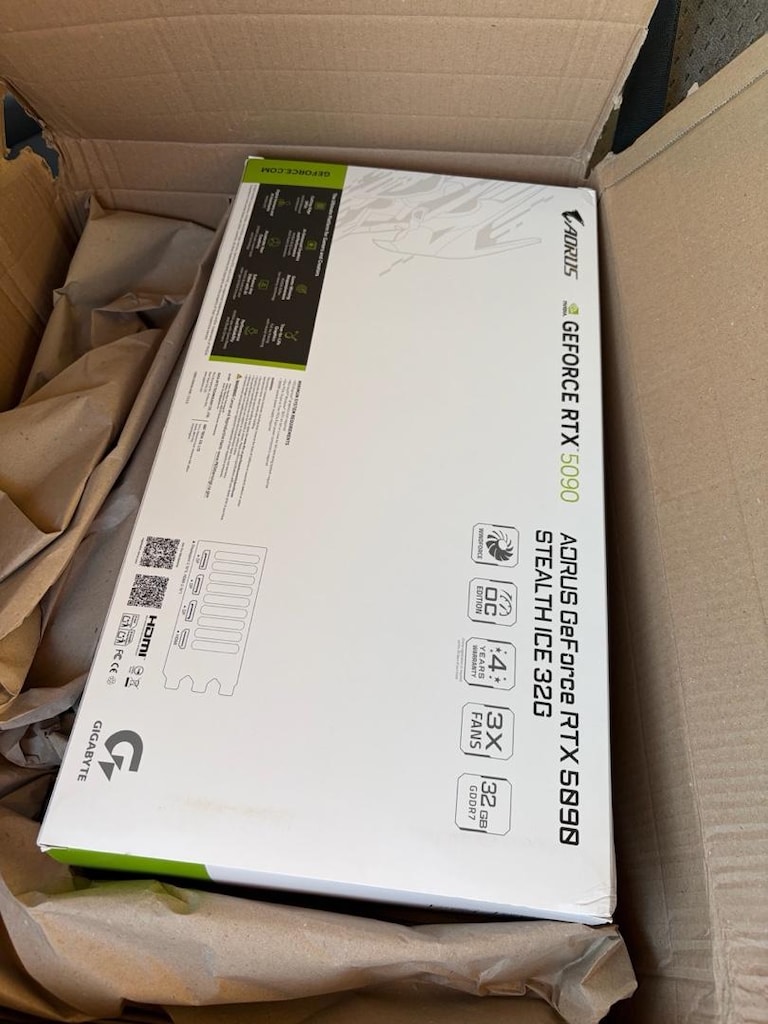 SIFIR GİGABYTE RTX 5090 AORUS STEALTH WHİTE EKRAN KARTI BEYAZ - 2