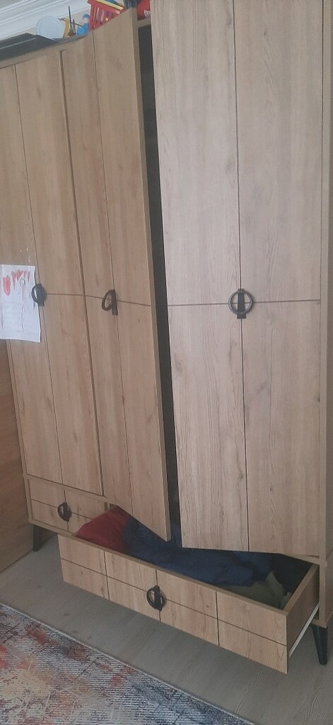 Acil satılık 3 Kapaklı Geniş Dolap - Yeni gibi. Kırık dökük yok. - 2