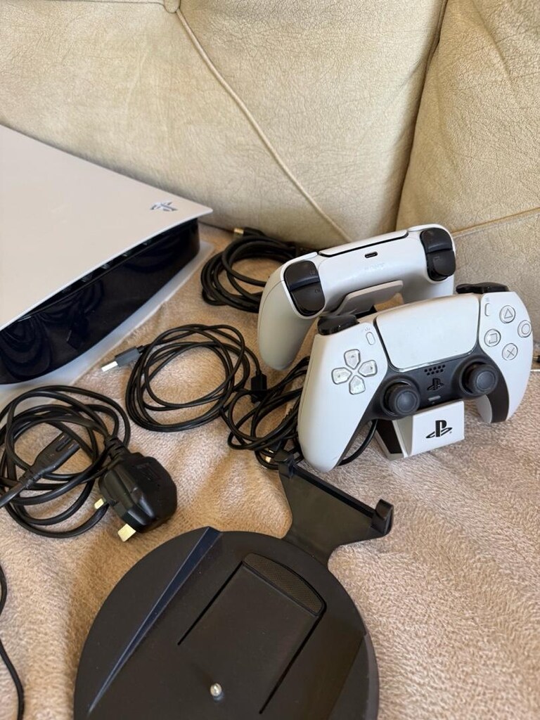 Playstation 5 + 2 Kol ve Şarj İstas, 10 PS4 Oyunu ve Logitech Kulaklık - 3