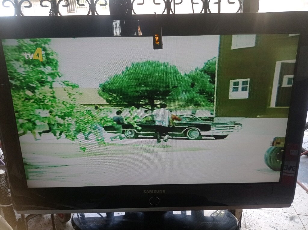 Samsung 82 ekran sorunsuz sıfır gibi tertemiz LCD TV - 3