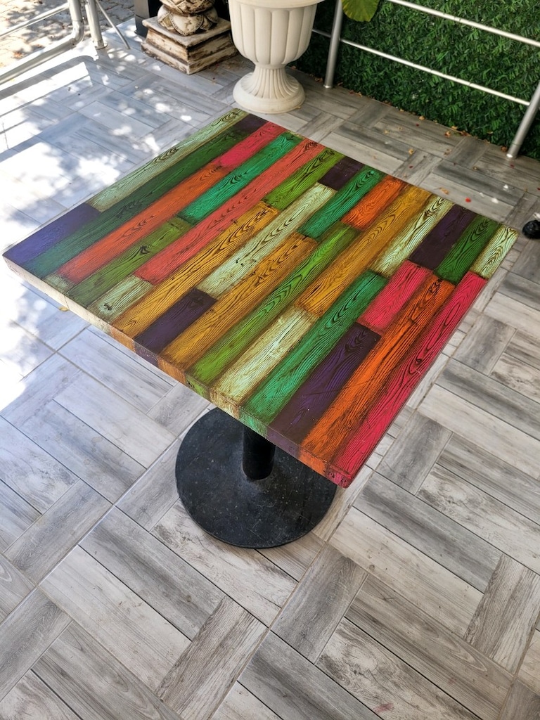 balkon kafe tasarım ahşap masa döküm ayaklı dış mekan masası