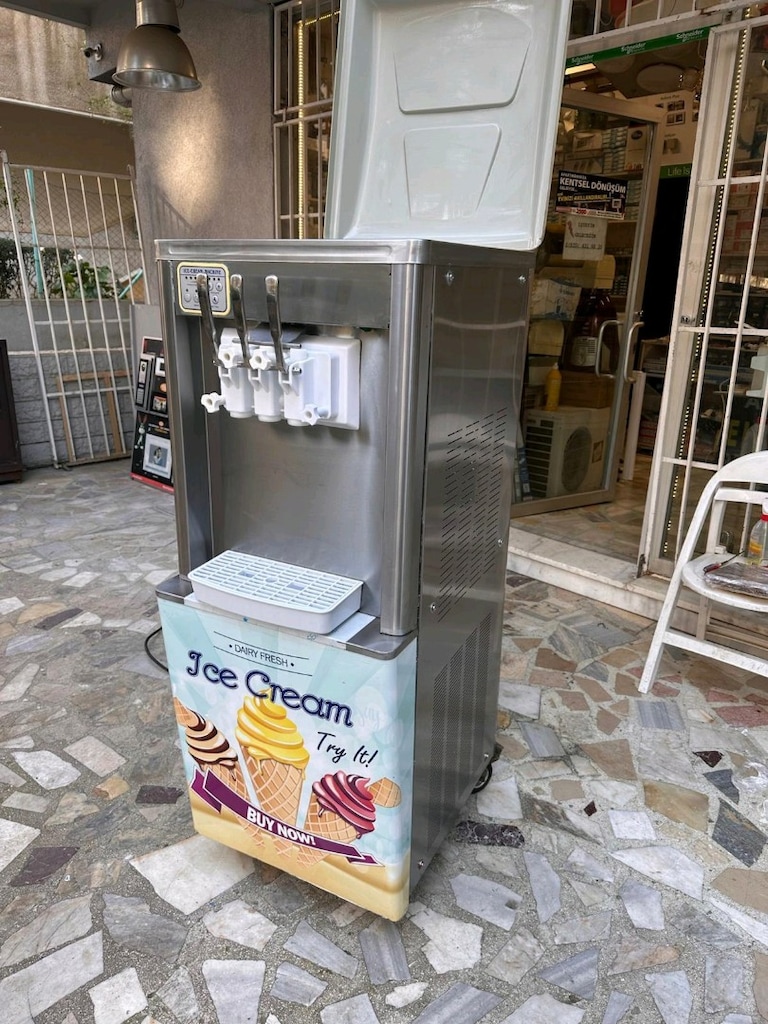 Triomax 3 kollu Frozen yoğurt ve Soft dondurma makinesi