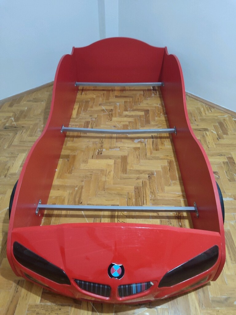 kırmızı arabalı yatak