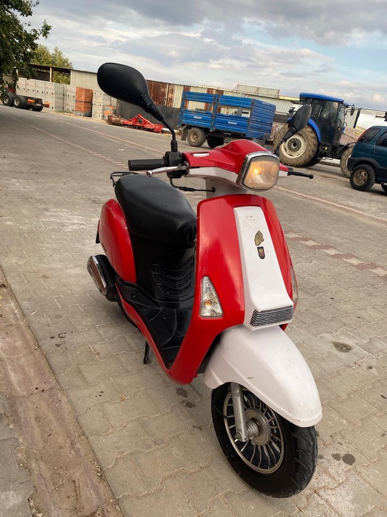 Kırmızı Beyaz Scooter - 2