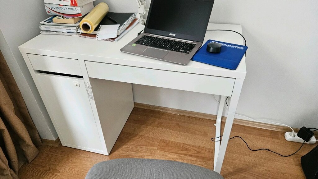 ikea çalışma masasi ve adore marka calisma koltugu